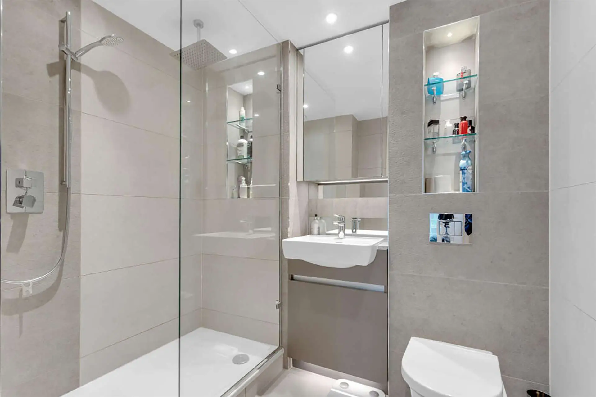 Large modern bathroom in Duke of Wellington Avenue | IIG Estates