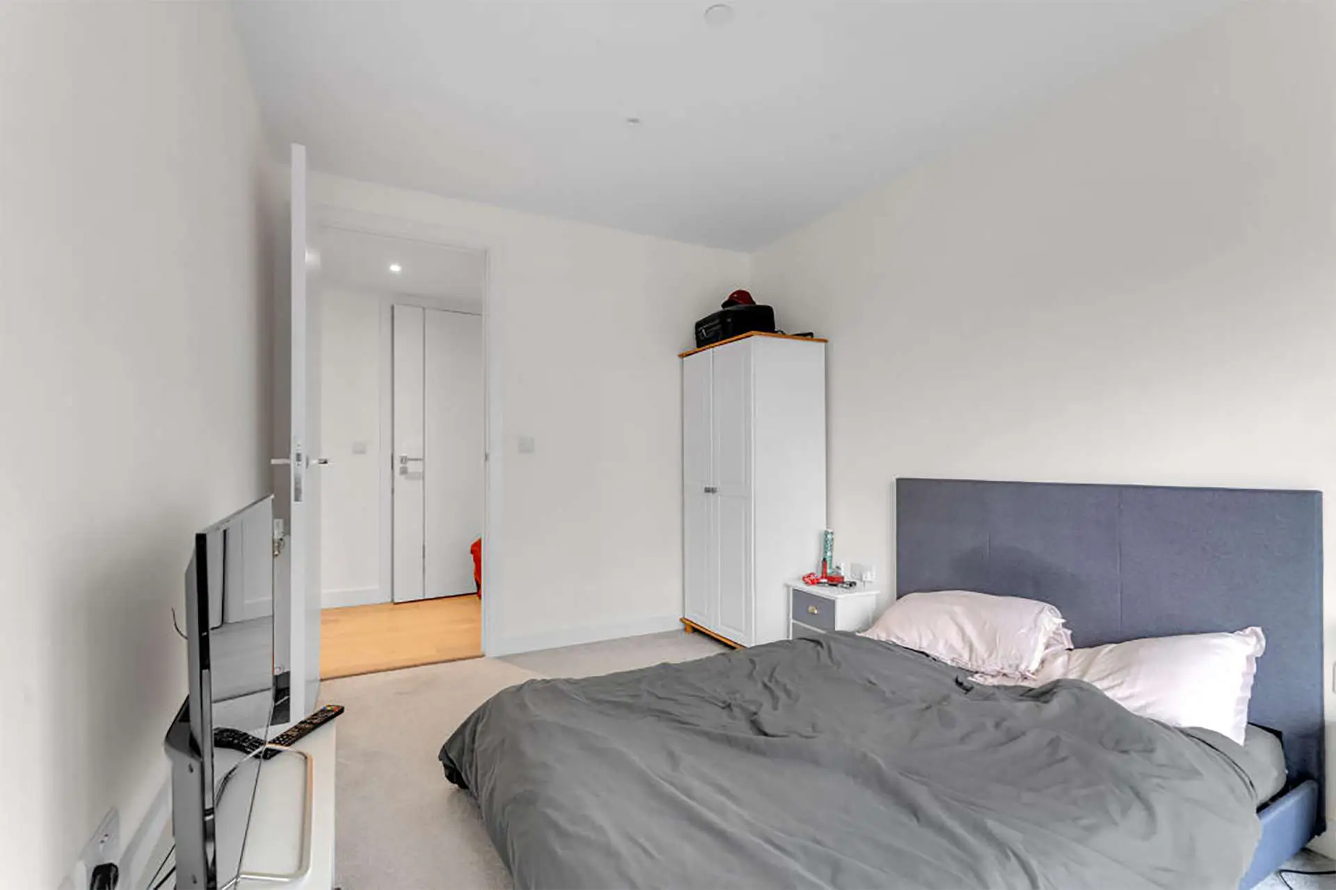Guest bedroom in Duke of Wellington Avenue | IIG Estates