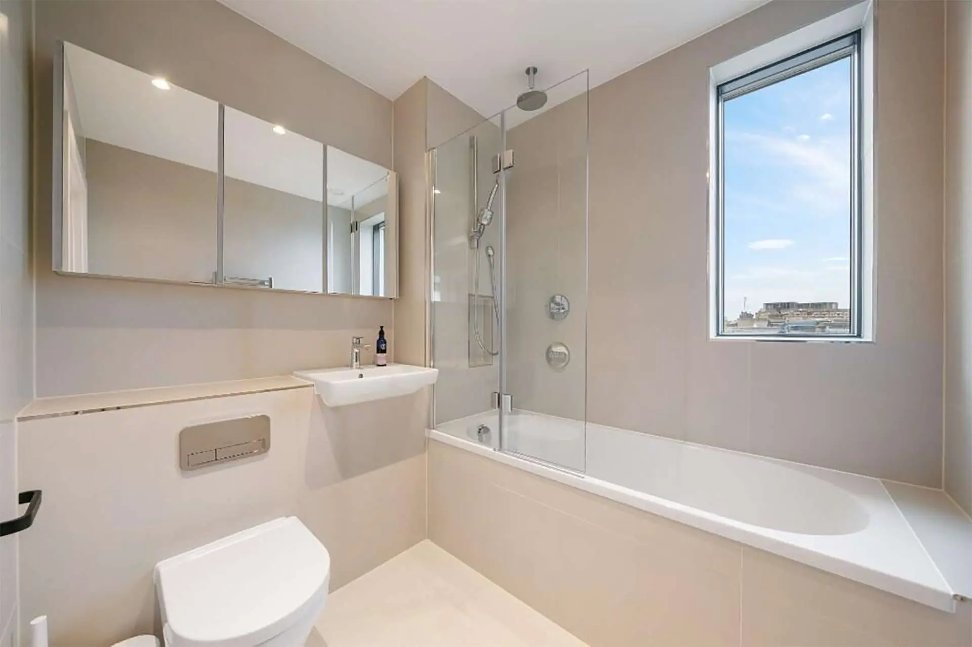 Modern and bright master bathroom in this 3 bedroom apartment in Patcham Terrace London | IIG Estates