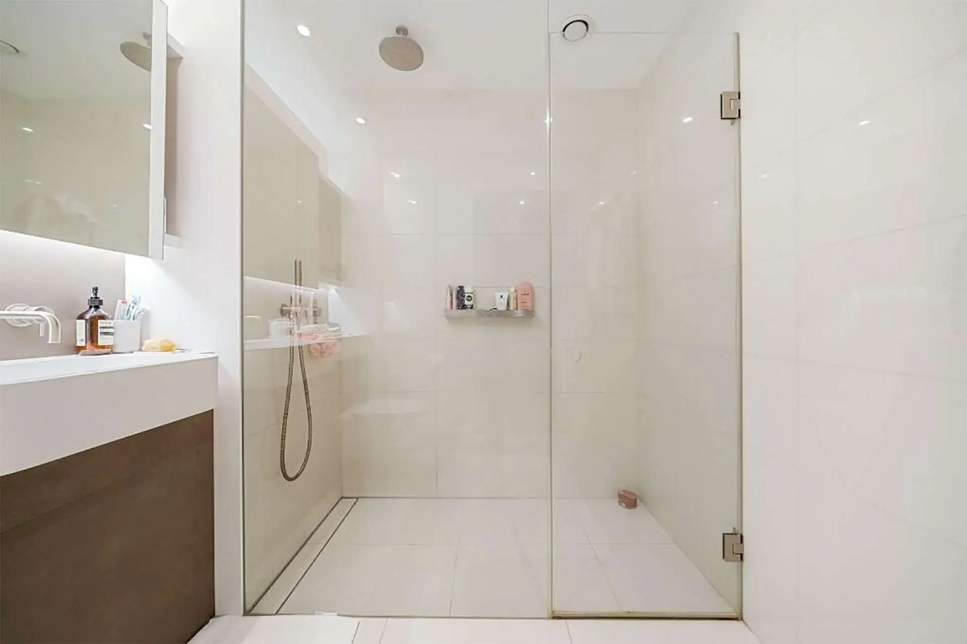 luxurious bathroom in Upper Ground Southbank Tower | IIG Estates