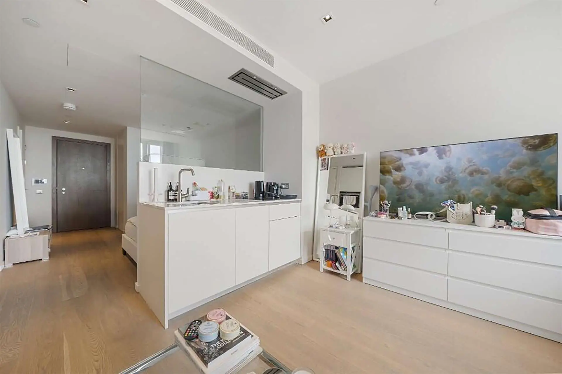 Living space in studio apartment in Upper Ground Southbank Tower | IIG Estates